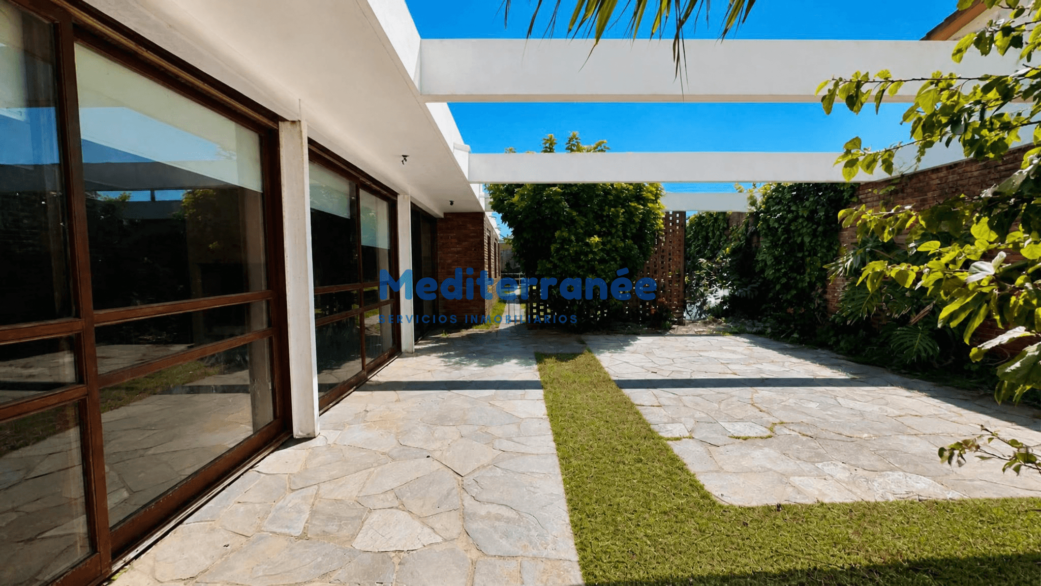 OPORTUNIDAD!!! Ideal para empresa o familia: espectacular casa frente a la playa en Lagomar
